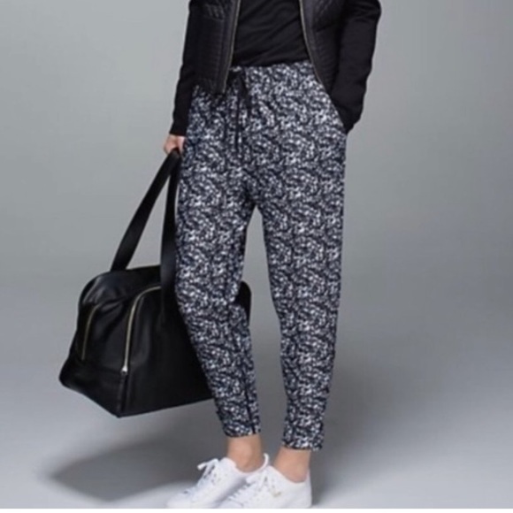 lululemon athletica Pants - Lululemon Shimmer Jogger Glitter Holiday Pants size 10 like new